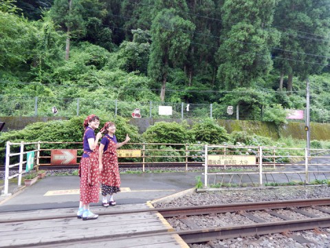 JR天ヶ瀬駅のホームのすぐそば