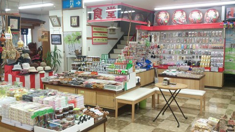 店内の様子です。お土産がズラリ