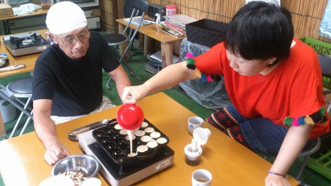 マンツーマンで天ヶ瀬焼きを作っていきます♪