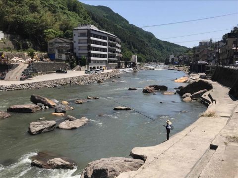 玖珠川に釣り人のいる風景 お還りなさい天瀬